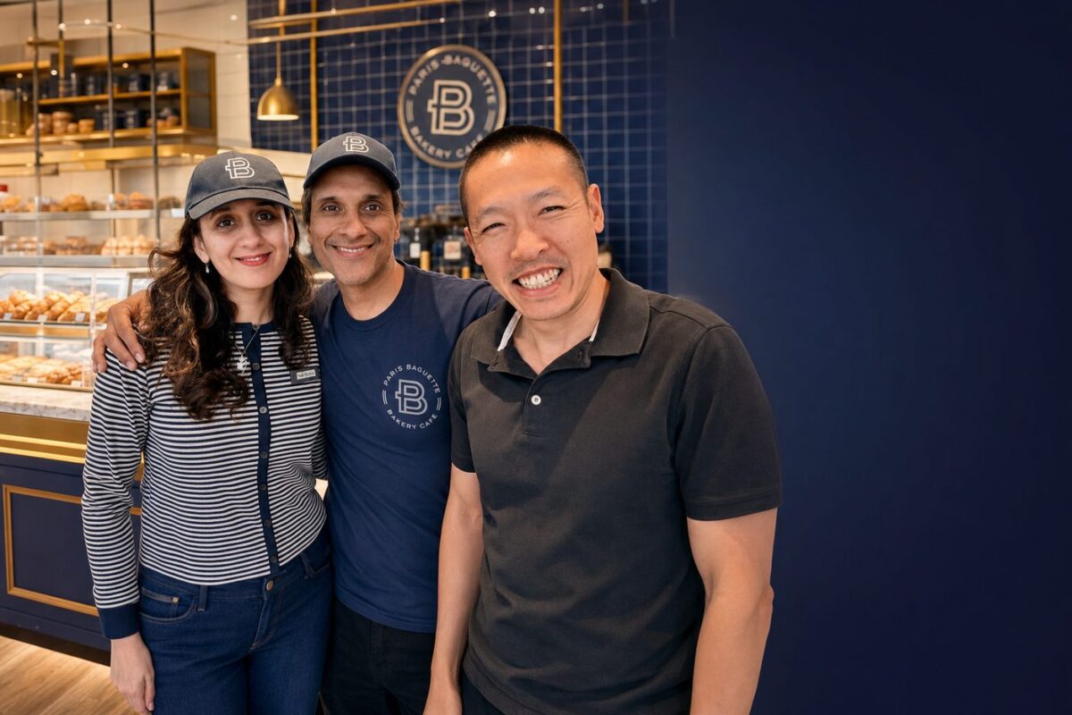 Di Tran cùng chủ doanh nghiệp tại Paris Baguette đầu tiên ở Kentucky, Louisville.