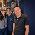 Di Tran cùng chủ doanh nghiệp tại Paris Baguette đầu tiên ở Kentucky, Louisville.